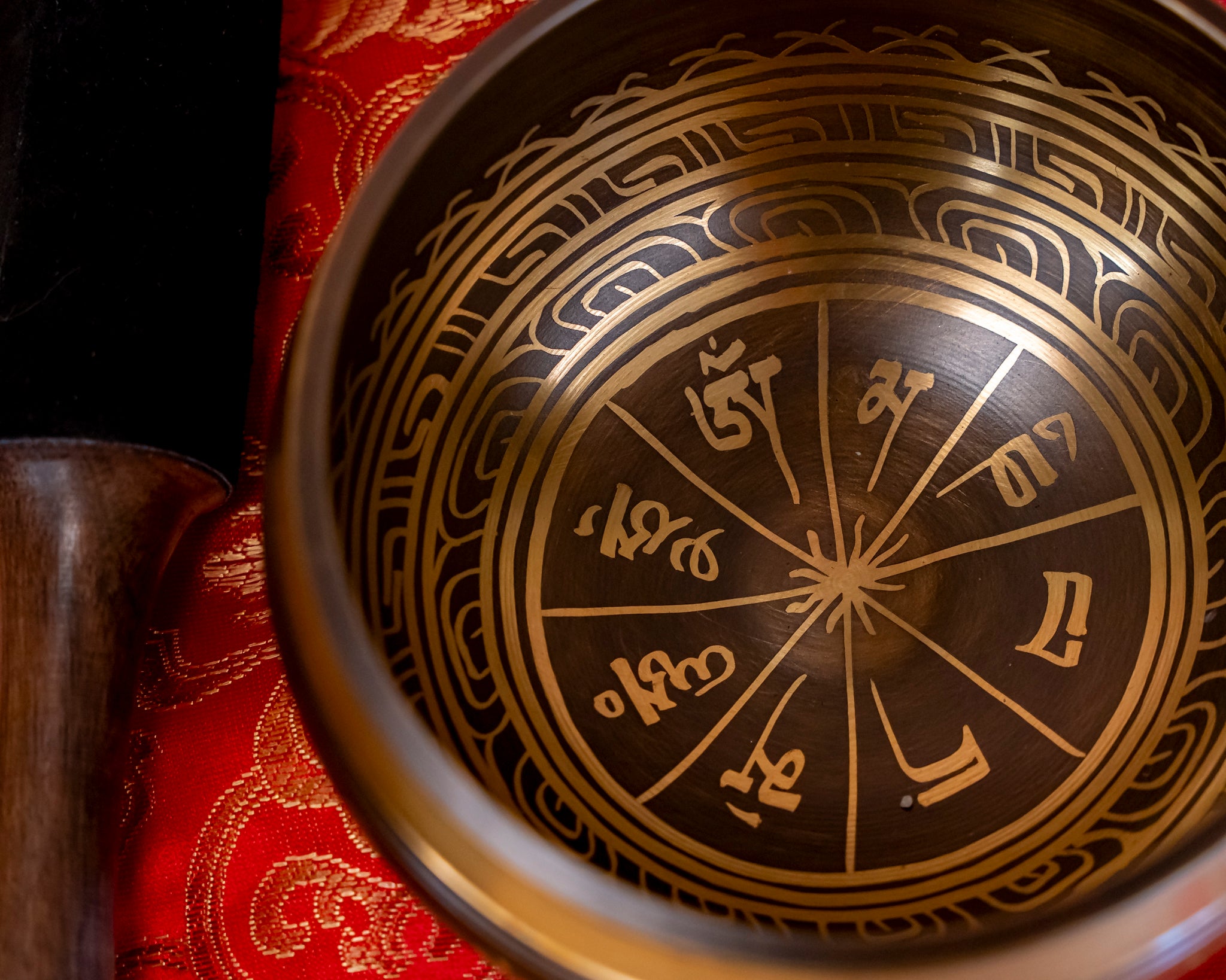 Tibetan singing bowl with 5 metals