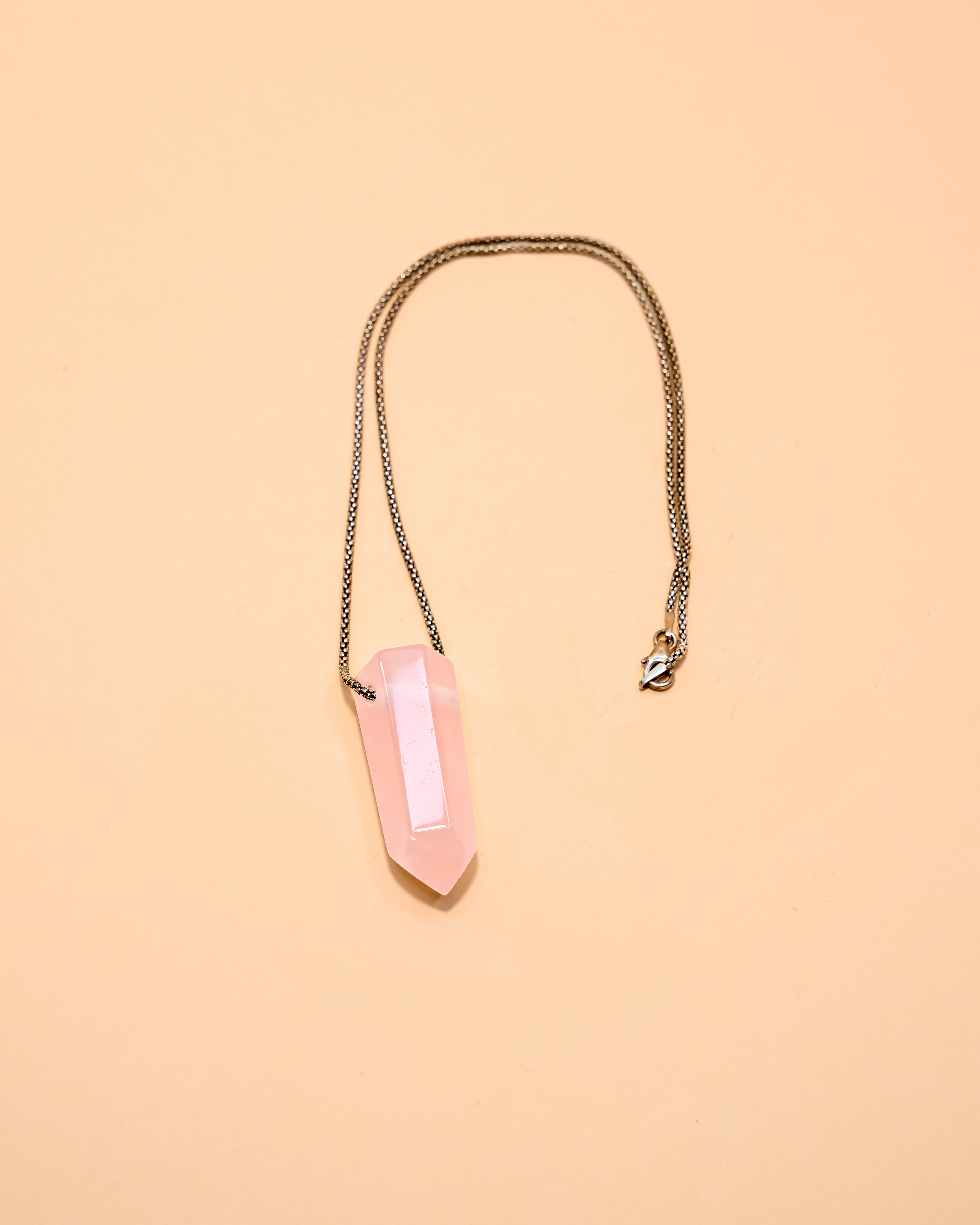 Colgante de Obelisco de Cuarzo Rosa