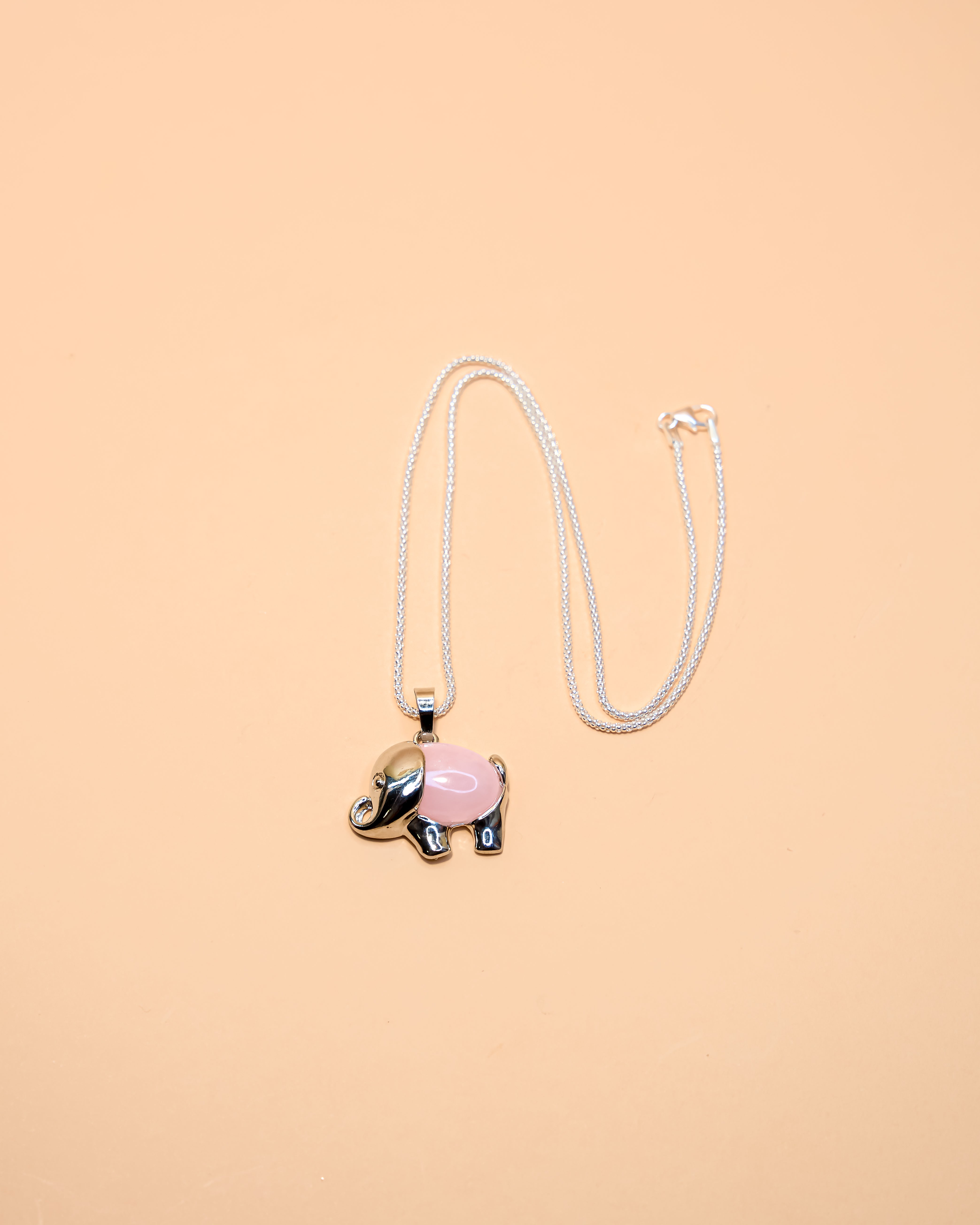 COLGANTE DE ELEFANTE CON CUARZO ROSA Y CADENA DE PLATA