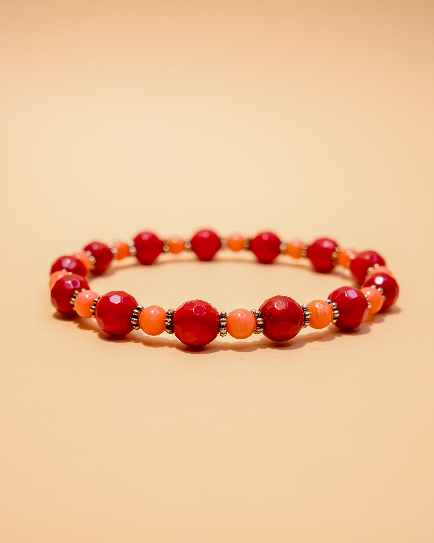 Pulsera de coral rojo facetado y coral salmón