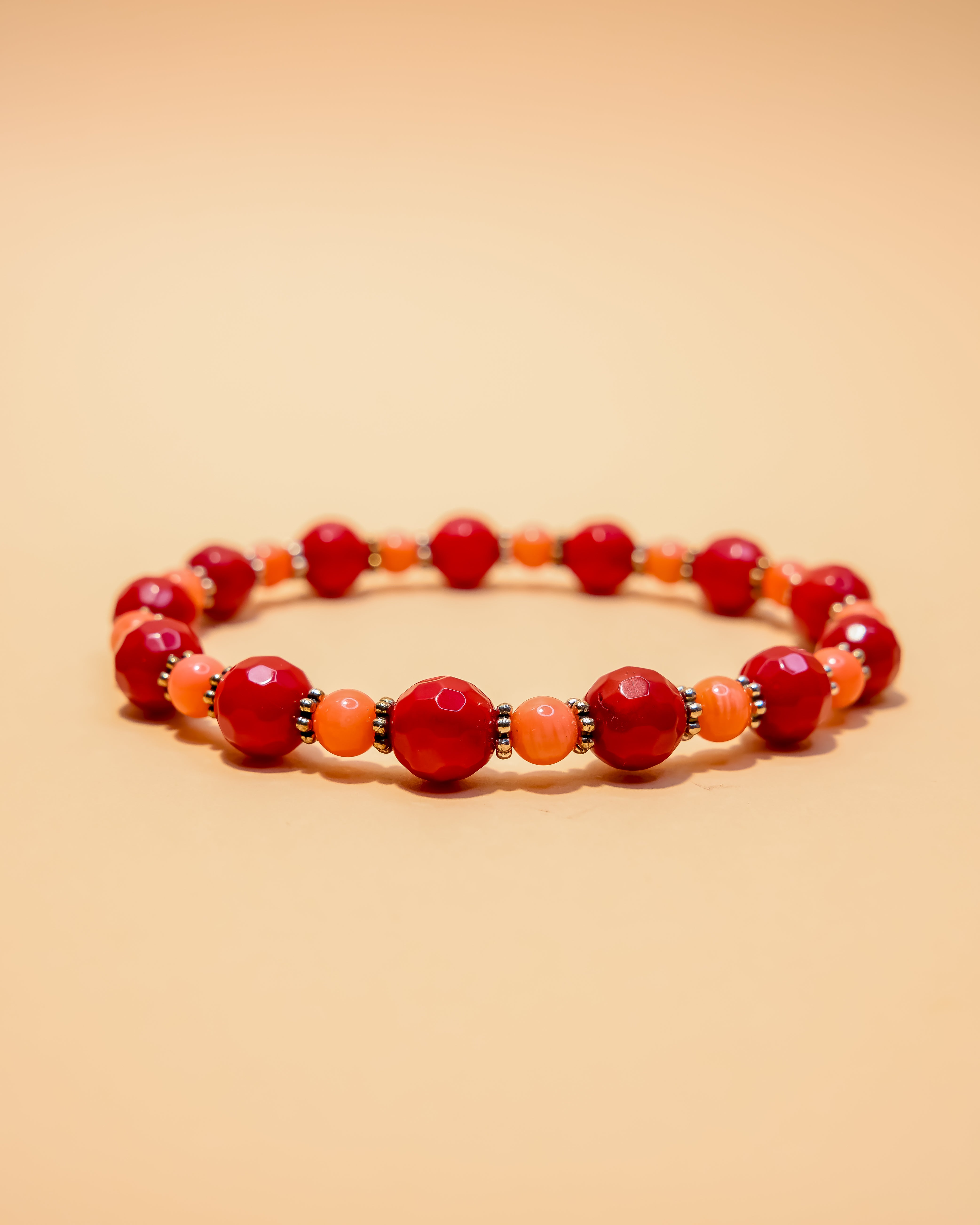 Pulsera de coral rojo facetado y coral salmón
