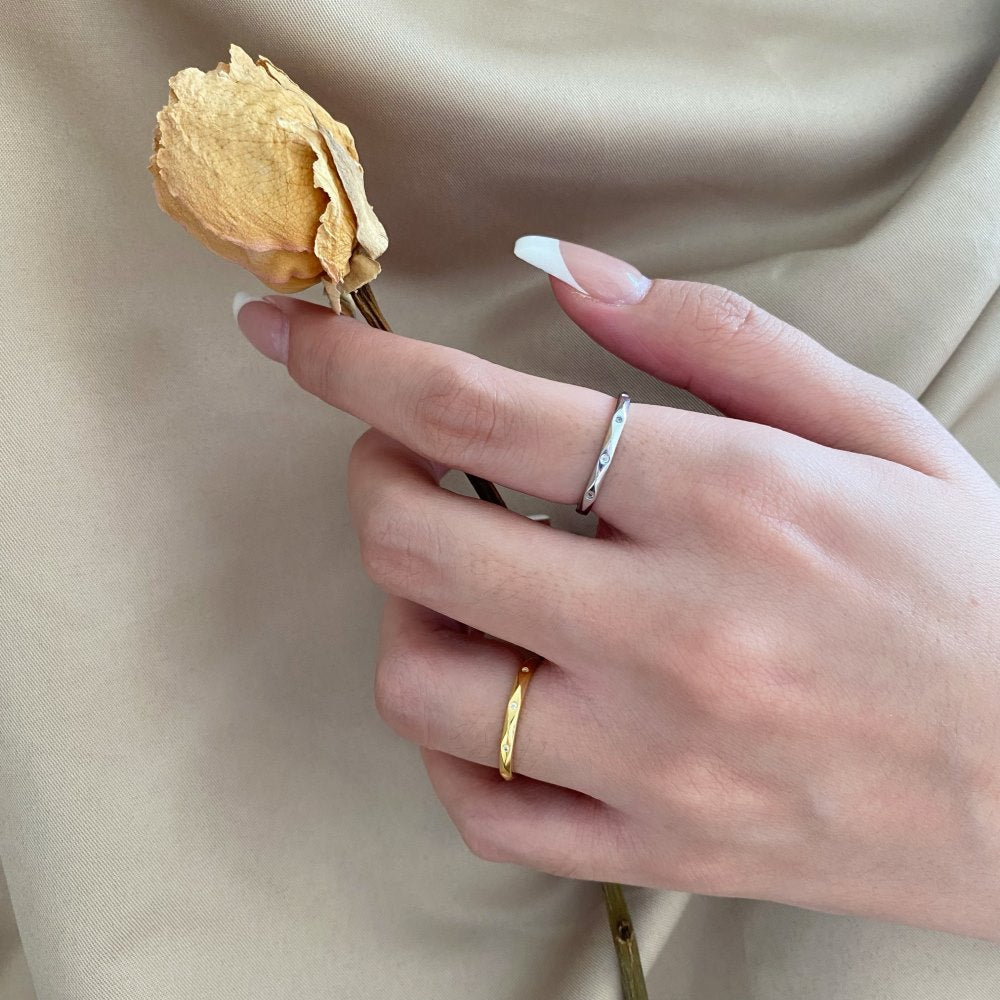 ANILLO DE DIAMANTES DE IMITACIÓN CON MARIPOSA Y LUNA