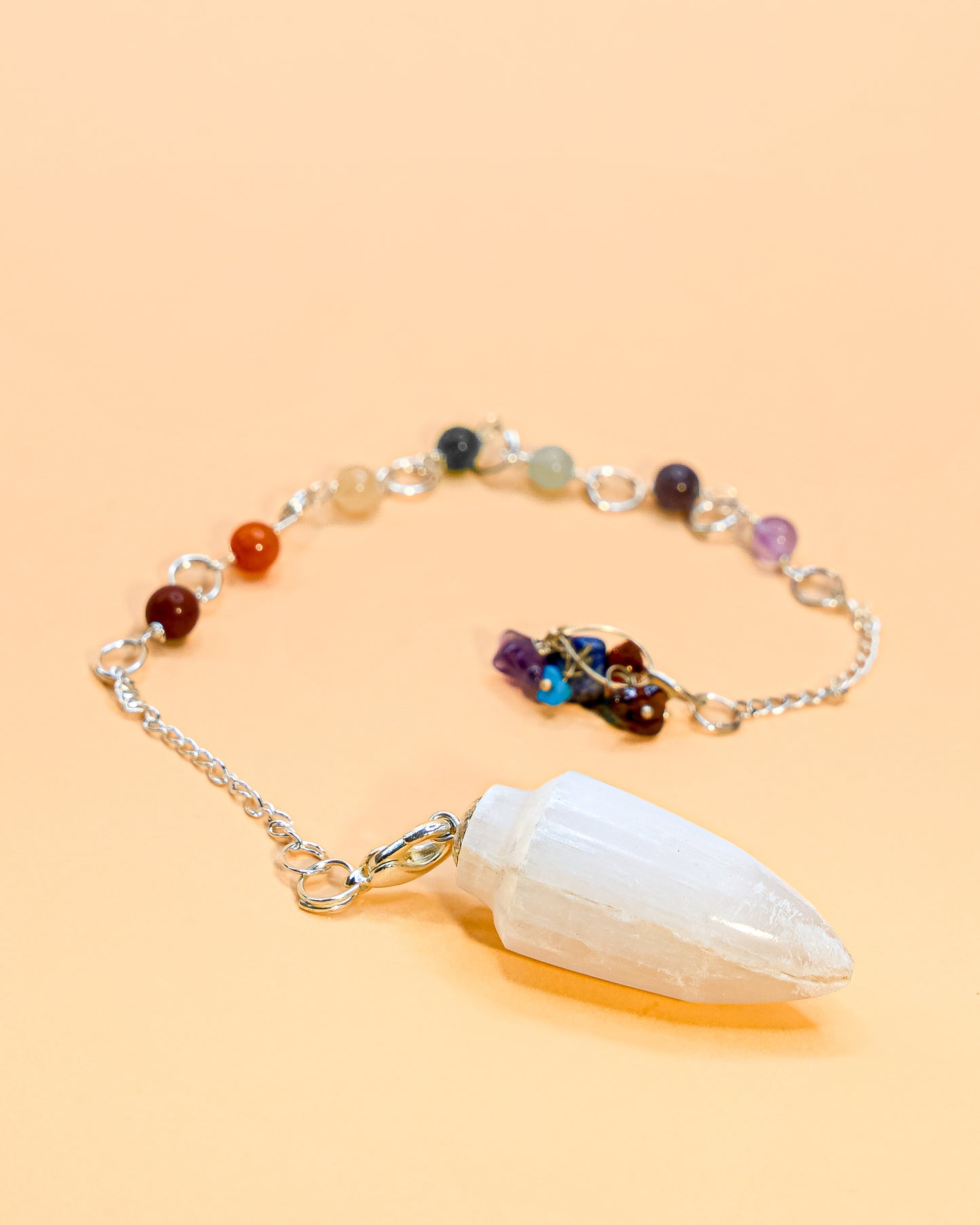 PÉNDULO DE SELENITA CON CADENA CHAKRA