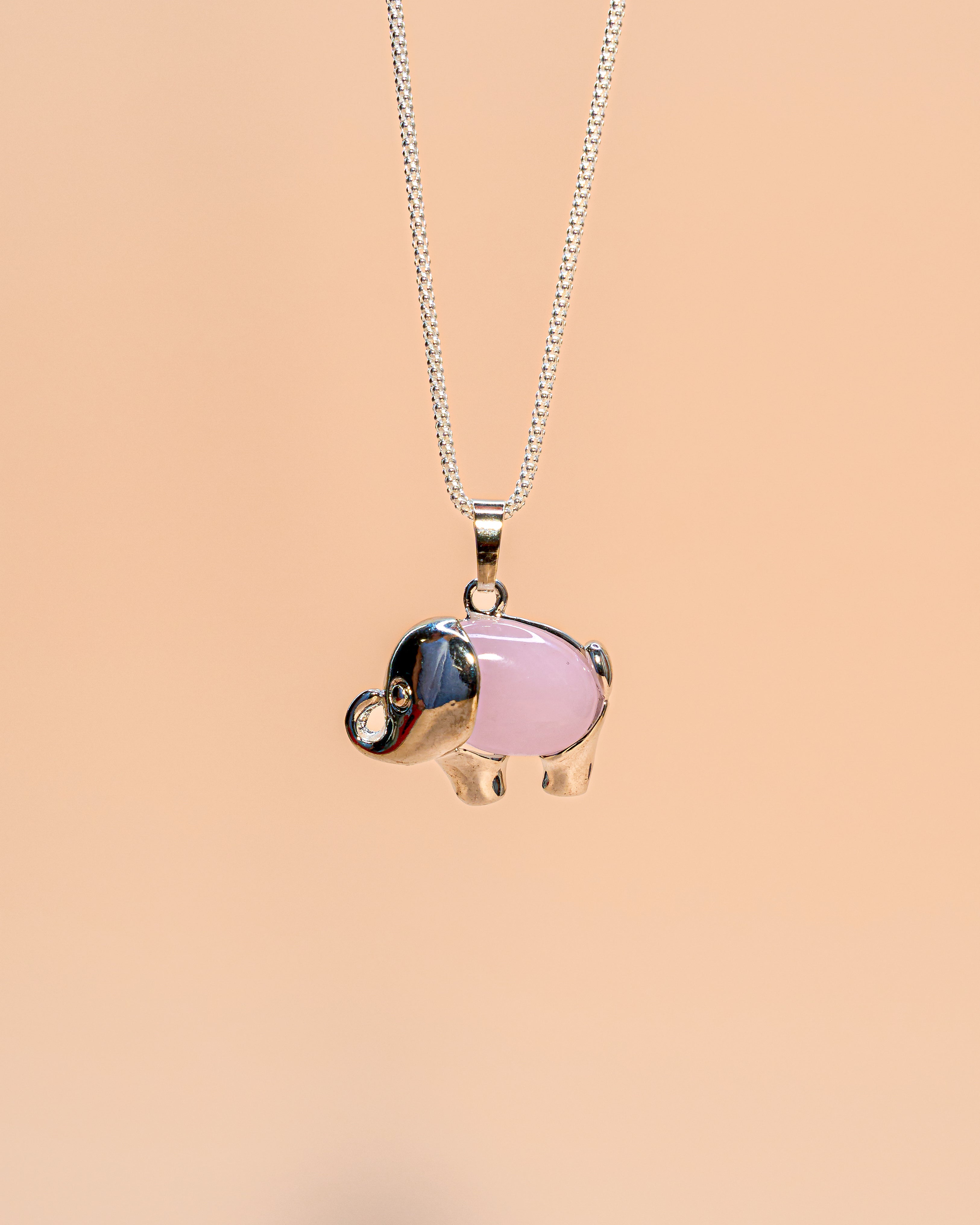 COLGANTE DE ELEFANTE CON CUARZO ROSA Y CADENA DE PLATA