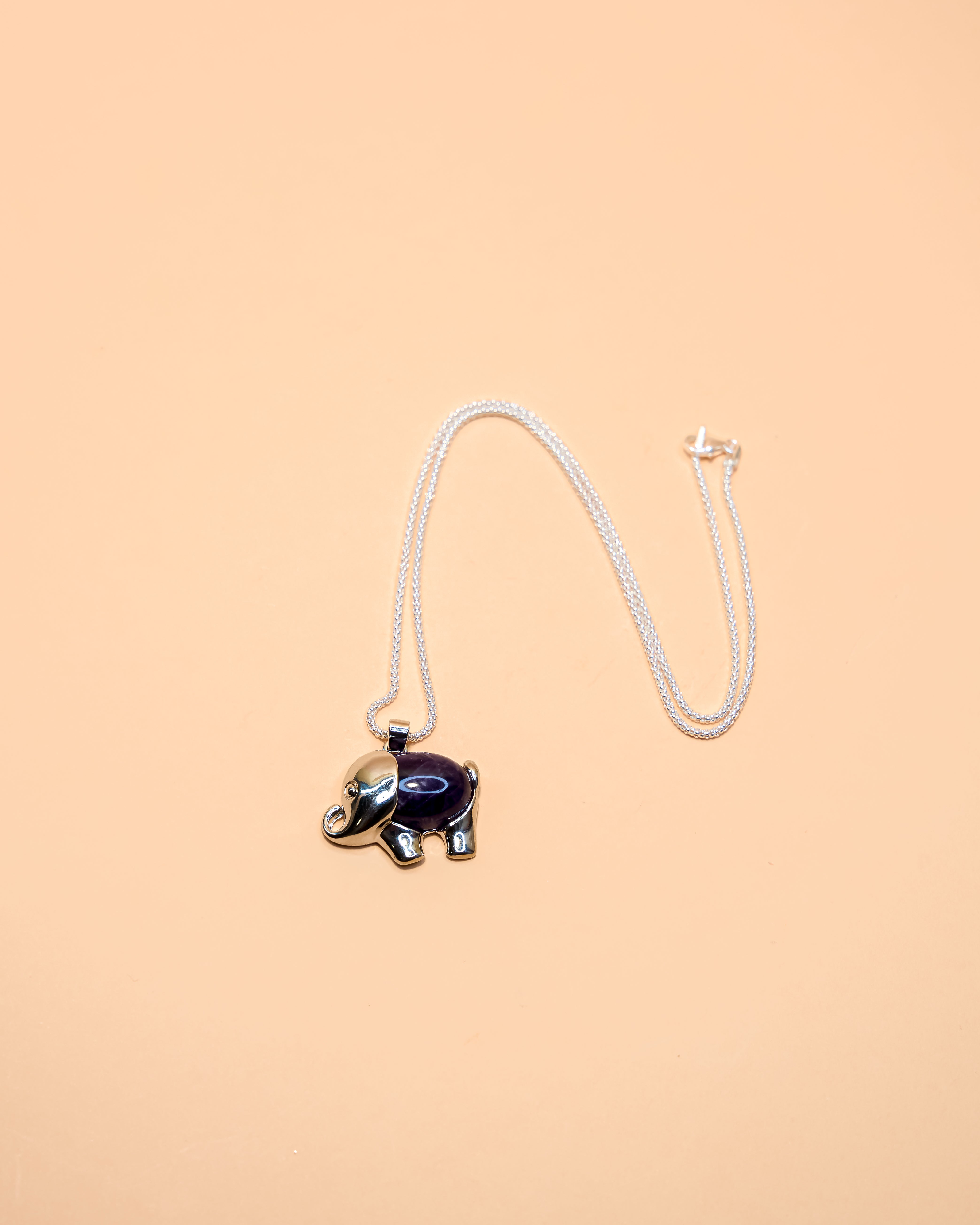 COLGANTE DE ELEFANTE AMATISTA CON CADENA DE PLATA